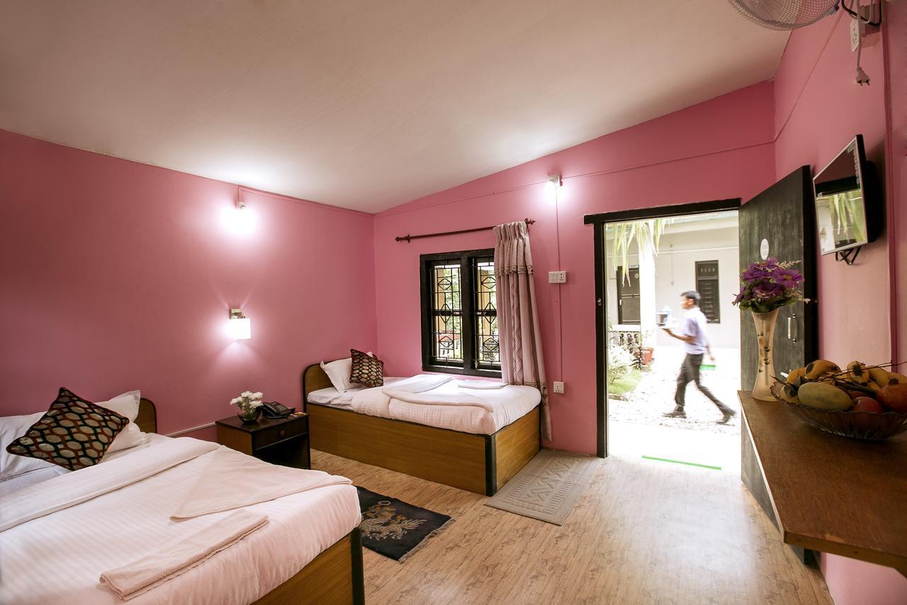 Sauraha Nana Hotel Экстерьер фото