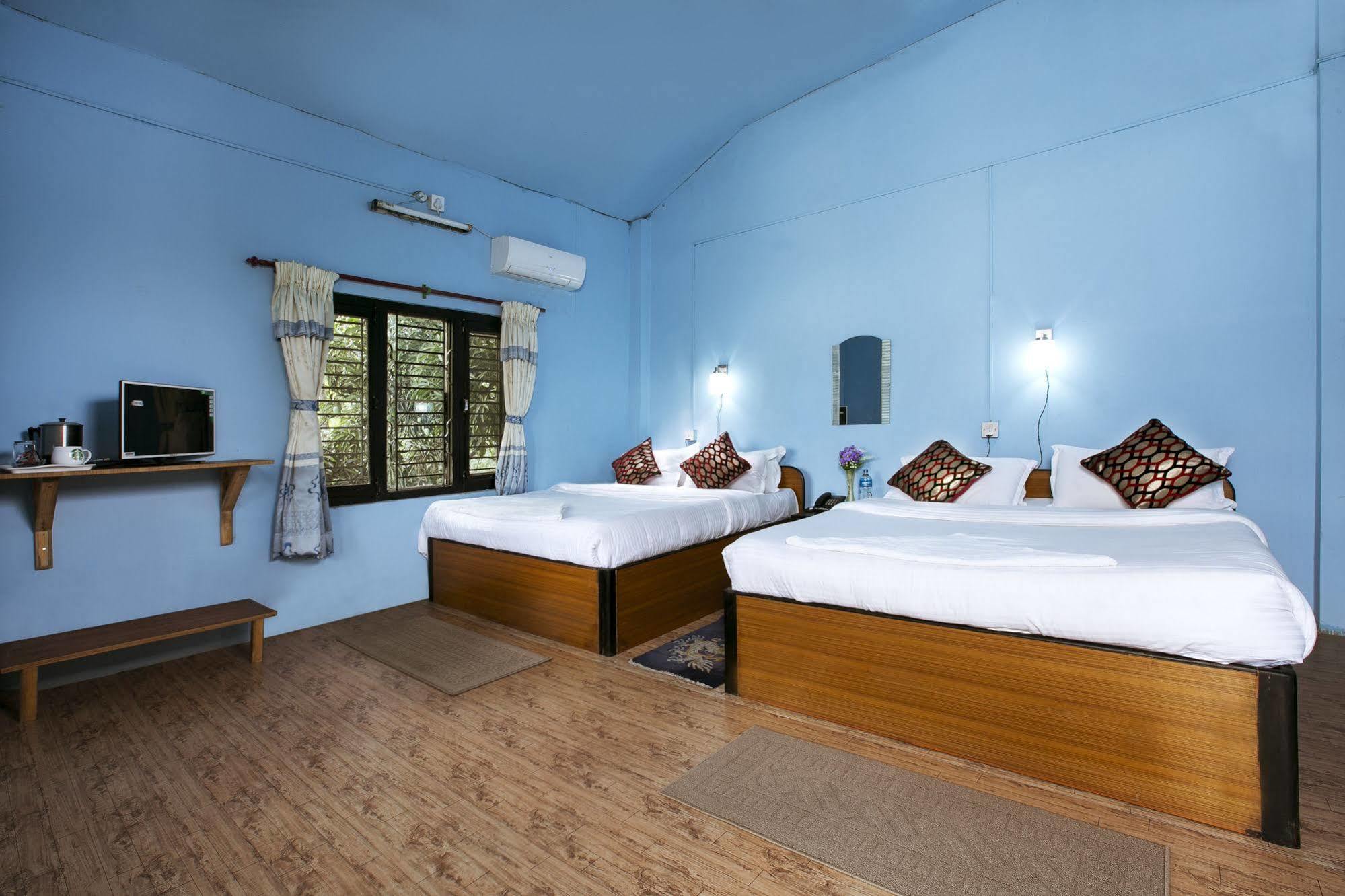 Sauraha Nana Hotel Экстерьер фото