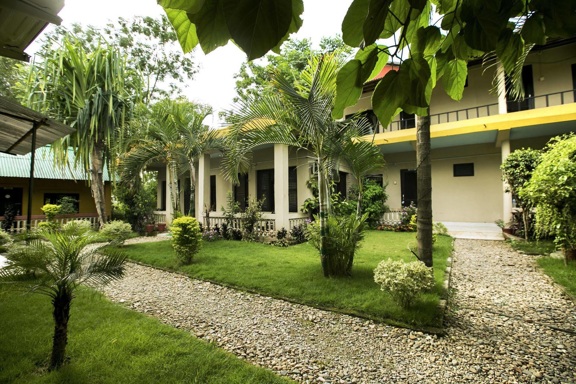 Sauraha Nana Hotel Экстерьер фото