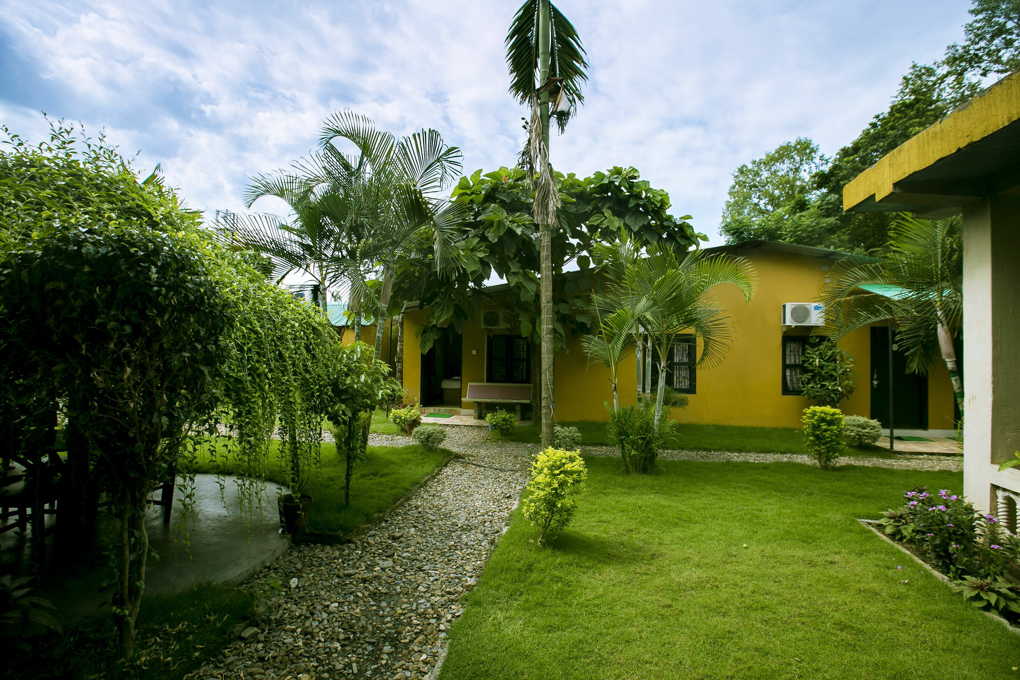 Sauraha Nana Hotel Экстерьер фото